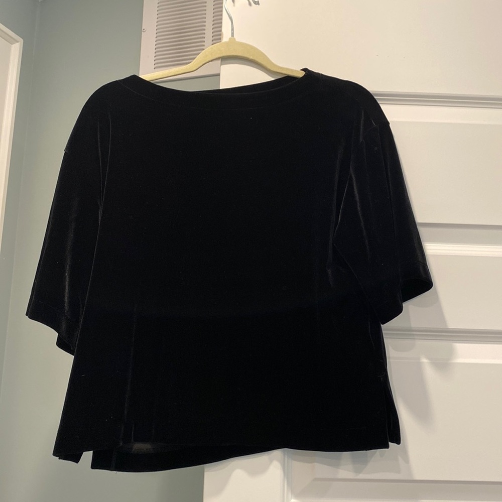 3/10 🌸Black velvet oversized crop